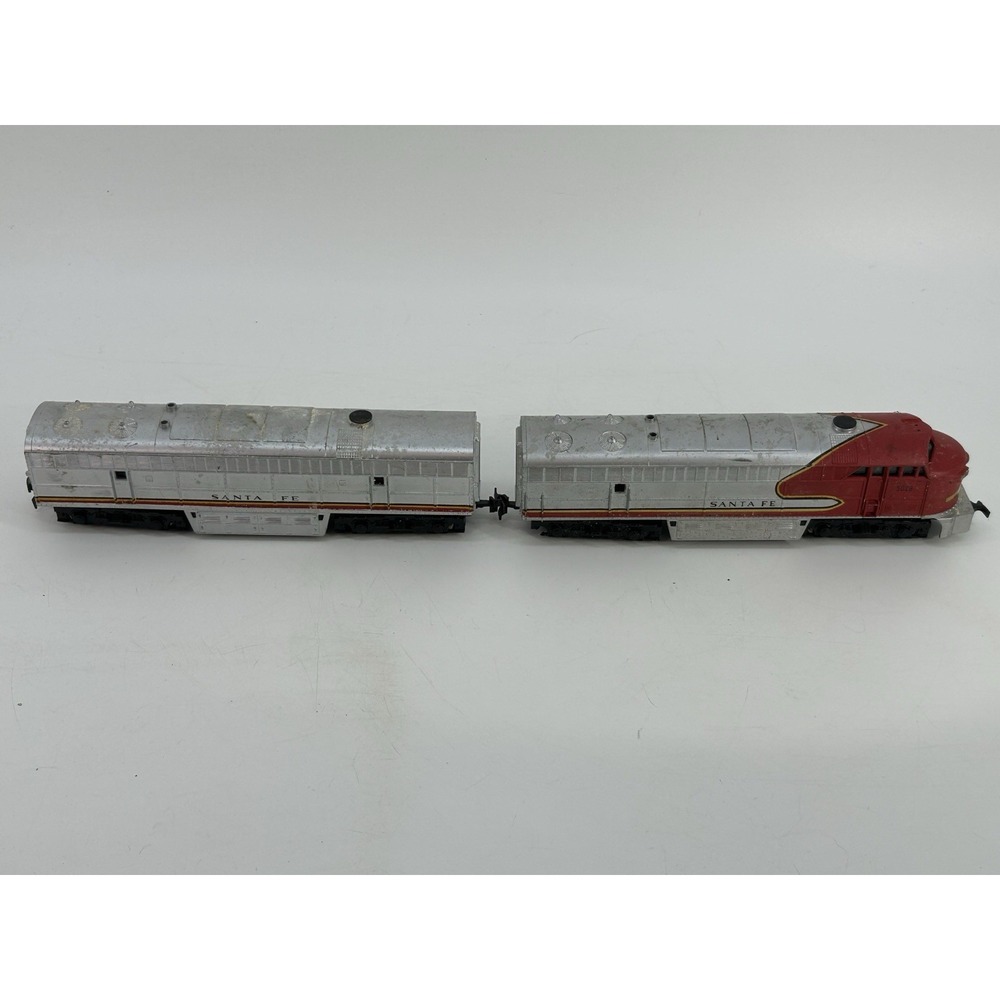 AHM Ho Scale Santa Fe Diesel Locomotive No. 5028 & B Unit Train Car Untested